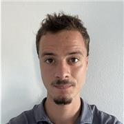 Músico con 14 años de experiencia tocando la guitarra